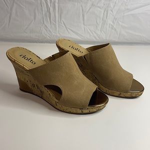 Brand Rialto. Size 5 or 5 1/2. Color tan and gold. Casual